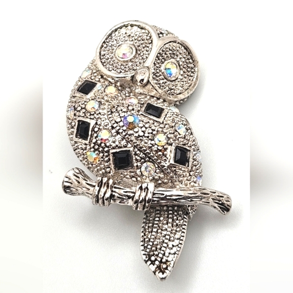 Jewelry - Adorable OWL Aurora Borealis Rhinestone Brooch set in Silver Tone